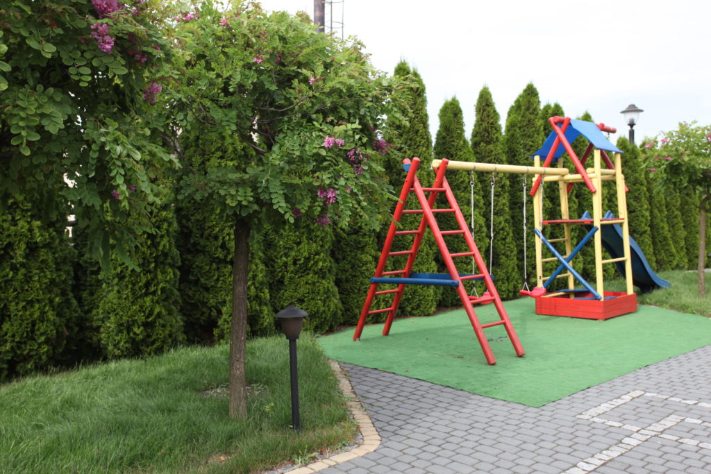 Ogród z placem zabaw dla dzieci